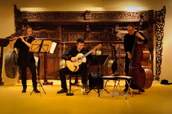 Barbara Hill / Fl&ouml;te, Giovanni Seneca / Gitarre, Martin Lilich / Kontrabass