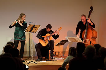 Barbara Hill / Fl&ouml;te, Giovanni Seneca / Gitarre, Martin Lilich / Kontrabass